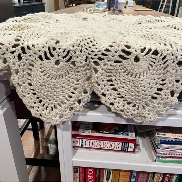 Vintage crochet floral look round table topper tablecloth - Picture 3 of 9